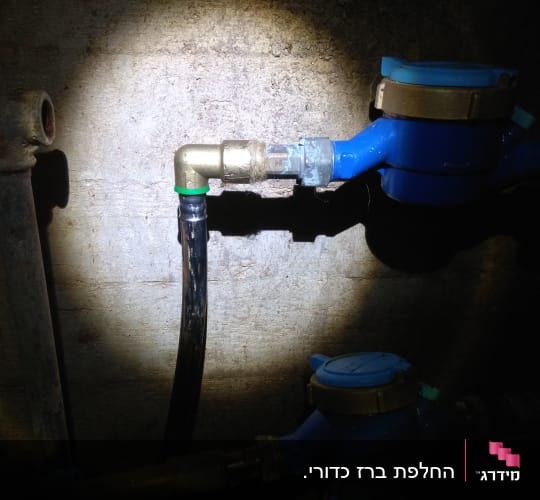 צינור מים עם מחבר זוויתי ומונה מים כחול